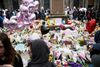 St Ann Square i Manchester, hvor borgere lægger blomster og tænder lys for ofrene. Foto: Gregers Tycho