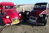 Erik Olesen med sine 2CV’ere. Bogstavnummerpladen er en forkortelse for hans kones navn og hentyder til tiden som VVS-mester. Privatfoto
