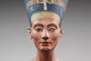 Dronning Nefertiti, som man kender hende. Busten blev i det gamle Egypten brugt som mønster. Derfor er kun det ene øje fuldendt, det andet er åbent, så andre billedhuggere kunne se, hvor dybt de skulle mejsle for at gøre det rigtigt.