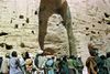 Taliban-soldater foran stedet, hvor to Buddha-statuer engang stod. Ved hjælp af dynamit fik Taliban sprængt dem bort, fordi de var u-islamiske.