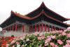 Midt inde i Taipei finder man overalt små, grønne oaser. Her er det et tempel omgivet af smukke blomster tæt ved Chiang Kai-shek Memorial Hall i hjertet af Taipei. Foto: Hanne Møller