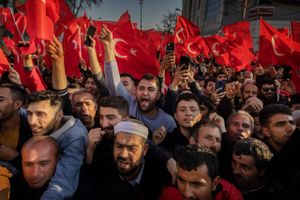 Erdogan er stadig Tyrkiets mest populære politiker, men vrede over jordskælvene presser ham og kan gøre valget til en politisk thriller.