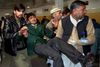 Frivillige bærer en såret skoleelev ind til behandling på et hospital i Peshawar. Mindst 132 af hans skolekammerater blev dræbt. Foto: Mohammad Sajjad/AP