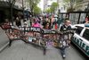 I flere amerikanske storbyer gik demonstranter tirsdag eftermiddag og aften og råbte slagord mod politiets behandling af sorte medborgere.