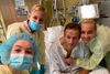 Den 15. september lagde Aleksej Navalnyj dette foto op på Instagram. På billedet ses han omgivet af sin familie på Berlin-hospitalet Charité. Foto: @navalny/AFP