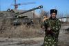 En russisk kosak står vagt ved en militærbase i Perevalsk i det østlige Ukraine. I de seneste dage er der meldinger om flere russiske specialstyrker på ukrainsk jord. Foto: Mstyslav Tjernov/AP