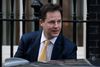 Et flertal af briterne vil ifølge en meningsmåling ud af EU, men vicepremierminister Nick Clegg advarer sin chef, premierminister David Cameron, mod at udskrive en folkeafstemning om det britiske tilhørsforhold til EU.