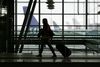 En rejsende i lufthavnen i Oslo. Norsk politi skærper opmærksomheden i bl.a. lufthavnene.