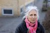 Sundhedsplejerske Lisbet Knudsen er ofte på familiebesøg i boligområdet Tingbjerg i København. Her forsøger hun at motivere forældrene til at sende deres barn i vuggestue. Foto: Gregers Tycho.