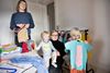 Sine og Anne Sørensen håber på, at det igen bliver moderne at reparere tøj. I dag skønnes det, at tøj stadig har 75 % brugsværdi tilbage, når det kasseres. Ludvig og Benjamin er glad for tøjet.