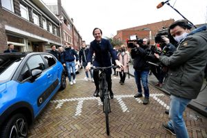 Hollands premierminister, Mark Rutte, er kendt for bekymringsløst at cykle til sine gøremål i regeringsbyen Haag, men kommer nu under øget sikkerhedsopsyn efter at 'spottere' fra berygtet narkomafia er set i nærheden af ham. 