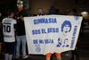 Fans af Diego Maradona samlede sig foran hospitalet i La Plata, efter at de fandt ud af, at deres helt var blevet indlagt. Foto: Eva Cabrera/Ritzau Scanpix
