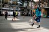 Ombold arrangerer ugentlige træninger landet over. Både i Aarhus, Esbjerg, København, Næstved, Birkerød, Hillerød og Vordingborg mødes hver uge spillere. Her jonglerer Lasse Windstedt Jensen inden næste kamp i København går i gang. Foto: Stine Bidstrup