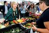 Hillary Clinton er blevet beskyldt for ikke at være tæt på vælgerne. Her køber hun stærke peberfrugter på et marked i Iowa. Foto: Kevin E. Schmidt/Zuma Wire