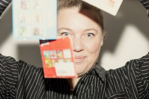 Hun påstår ikke at kloge sig på kunst, men har investeret i nostalgiske stregtegninger til stuen. Og så er den 33-årige Ane Høgsberg en sprognørd, der nysgerrigt dykker ned i ordbøger. Komikeren fra Risskov svarer på spørgsmål om sit kulturforbrug.