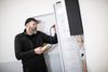El-installatør Bent Højer fra Vejle må undvære en medarbejder, fordi medarbejderen ikke kan blive testet for corona. Her tester han selv, at der er strøm på. Foto: Christian Lykking