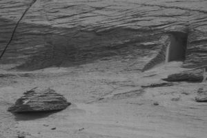 En Nasa-robot har taget et billede på Mars, som kan ligne en døråbning - men det afviser en ekspert.