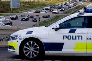 Ingen ved endnu, om FE-chef Lars Findsen får vekslet en sigtelse til en tiltale og skal igennem en straffesag ved domstolene. Sker det, kan det ende med en hemmelig proces, som offentligheden ikke får indsigt i.