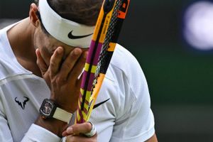 En skade i mavemusklerne har fået Rafael Nadal til at trække sig fra Wimbledon dagen før semifinale.