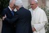 Præsident Shimon Peres og det palæstinensiske selvstyres præsident, Mahmoud Abbas, mødtes i juni i Vatikanet med pave Frans til et særligt ”bønnetopmøde”. Peres betragter Abbas som en ven. Arkivfoto: Gregorio Borgia/AP