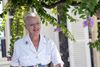 Dronningen var veloplagt, smilende og iført en hvid sommerkjole og marguerit-smykker, da hun mødte pressen. Foto: Fred Lancelot/AP