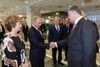 Med bl.a. EU’s udenrigschef, Catherine Ashton, som tilskuer blev det til et håndtryk mellem Ruslands præsident, Vladimir Putin, og hans ukrainske kollega, Petro Porosjenko, da de mødtes i Minsk, men fredsbestræbelserne kan have lange udsigter. Foto: Sergej Bondarenko/AP