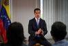 Den venezuelanske oppositionsleder Juan Guaido i et interview med AFP. Foto: Yuri Cortez/AFP