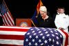 John McCains kiste ved en mindeceremoni i Arizona onsdag. Ved kisten ses hans kone, Cindy McCain. Fredag og lørdag kan folk i Washington tage afsked med senatoren. Foto: Jae C. Hong/AP