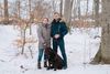 Rasmus Isacsson og hans mor, Bente Isacsson. Hunden er Bentes. Lucy er anbragt på en pension, mens Rasmus Isacsson forsøger at bevise, at hun er lovlig.