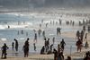 Strandgæster besøger stadig strande i Brasilien som her ved Ipanema beach i Rio de Janeiro trods det høje smittetal. Foto: Ricardo Moraes/Reuters