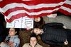 Teenager gennemførte mandag en liggende demonstration i Washington foran Det Hvide Hus med krav om, at våbenloven skærpes. Foto: AP/Evan Vucci