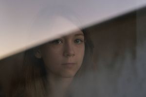 Dicte Biirsdahls hverdag er vendt op og ned på grund af de tvangstanker, hun ventede seks måneder på at blive udredt for på en børne- og ungdomspsykiatrisk afdeling ved Aarhus Universitetshospital. Region Midt har i år oplevet rekordlange udredningstider blandt børn og unge, som formanden for psykiatrien kalder »stærkt bekymrende«.