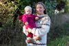 Freja Andersen sammen med etårige Bea. Freja Andersen er hjemmegående med sine børn og spørger i kronikken, hvorfor det ikke bliver betragtet som et job at passe og opdrage sine børn. Foto: Gregers Tycho