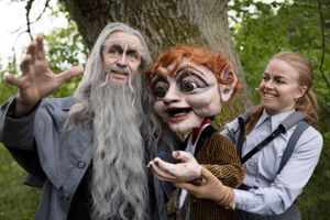 I den dybe skov lidt uden for Aarhus er Det Kongelige Teater ved at være klar til repremieren på "Hobbitten". Signe Egholm Olsen puster liv i Bilbo-dukken, mens Kasper Leisner indtager scenen som den vise Gandalf. Vejen fra start til slut har ikke været uden prøvelser for de to skuespillere i den anderledes opsætning af den klassiske fortælling.