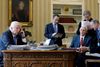 Steve Bannon ses her bagerst til højre i et billede fra tiden, hvor han endnu var rådgiver. Arkivfoto: REUTERS/Jonathan Ernst/File