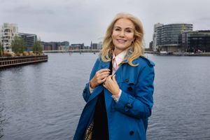 Når en pink kjole med en dyb udskæring kan skabe så meget debat som Helle Thorning-Schmidts gallaskrud, kalder det på en diskussion om kvinders ret til at opføre og klæde sig, som de vil. Det mener Danmarks første kvindelige statsminister, der har kastet sig ind i frihedskampen. 