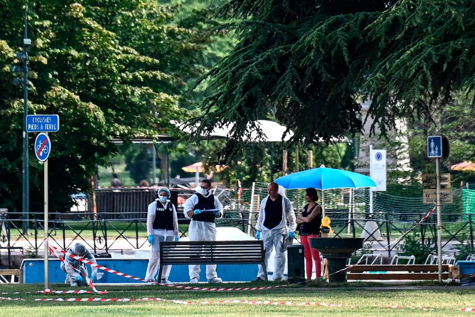 Et knivangreb mod børn i den idylliske alpeby Annecy har sendt chokbølger gennem Frankrig. To børn er i kritisk tilstand. Den formodede gerningsmand er blevet anholdt. 