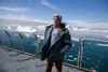 John Kerry på sejltur op ad Isfjorden ved Ilulissat i Grønland. Foto: Evan Vucci/AP