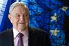 Mangemilliardæren George Soros - her på besøg hos EU i Bruxelles - er en torn i øjet på mange kræfter i Vesten. I Ungarn vil man lave det, der kaldes en "Stop Soros"-lov.. Foto: Olivier Hoslet/AP.