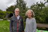 Ægteparret Ole Steen Nielsen og Birgit Hallingen ser gerne, at Aarhus Kommune skruer bissen på over for snyd med reglerne i kolonihaver. Foto: Sten Brøgger