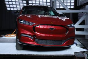 Ford Mustang Mach-E får ros for fremragende sikkerhed, mens Hyundai Ioniq 5 også ligger højt.