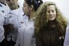 Ahed Tamimi føres ind i retslokalet i den israelske militærdomstol Ofer ved Jerusalem den 15. januar. Foto: AP/Mahmoud Illean.