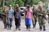 Fredsaftalen i Colombia blev underskrevet i november 2016 af den daværende regering og den største guerillagruppe Farc efter over 50 års borgerkrig. På billedet eskorterer militærpersonel en gruppe af Farc-oprørere, efter de har afleveret deres våben. Arkivfoto: Inaldo Perez/AP
