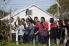 Flygtninge og migranter ser ud gennem hegnet i en flygtningelejr på den græske ø Lesbos.