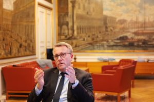 Syv ud af 11 danske milliardselskaber har allerede forladt Danmark. Nu vil erhvervsministeren se på området.