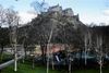 Edinburgh Castle er et must at lægge vejen forbi – her ses parken fra parken nord for slottet på en kølig martsdag.