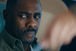 Anmeldelse: Man lader sig velvilligt tage som gidsel af den Idris Elba-anførte Apple+-thrillerserie ”Hijack”.