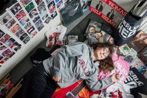 Thomas Helmig er tilbage på scenen. Med sin første koncert i år lover han et »nyt spektakulært sceneshow« for tusinder i Royal Arena i København. Men blandt fans er stemningen anderledes, end den plejer.