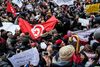Da den tunesiske regering for nylig blev kritiseret af befolkningen oven på mordet på en oppositionsleder, svarede den igen ved at arrangere demonstrationer vendt mod kritikerne. Foto: Niels Hougaard