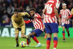 Barcelona måtte slide til det sidste for at slå Atlético Madrid, men er nu tre point foran Real Madrid.
